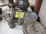 une table sur laquelle se trouvent une horloge et de nombreux objets