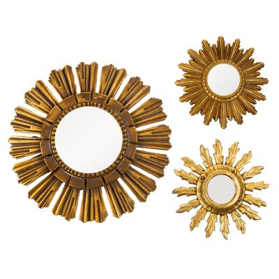 trois miroirs dorés à rayons de soleil sur fond blanc