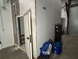 une image représentant une pièce avec une porte entrouverte