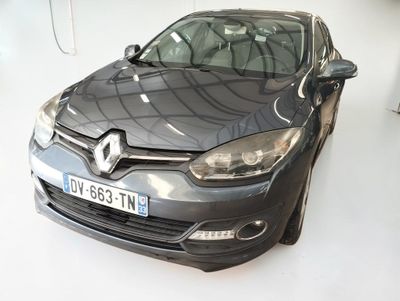 une photo d'une voiture dans un showroom avec un sol blanc