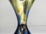 un vase en verre sur lequel figure un numéro, posé sur une table