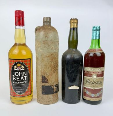 trois bouteilles d'alcool sont posées les unes à côté des autres sur une surface blanche