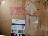 une boîte en carton sur laquelle est collé un autocollant