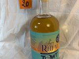 une bouteille de rhum posée sur une table