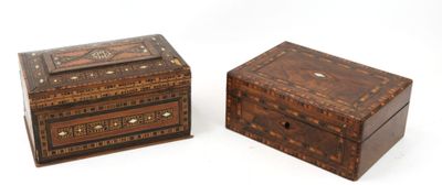 deux boîtes en bois ornées de motifs décoratifs, placées l'une à côté de l'autre
