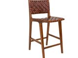 le dossier d'un tabouret de bar en bois avec une assise tressée