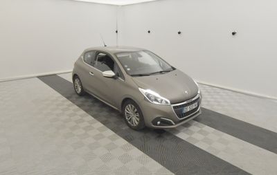 la petite voiture est garée dans le garage sur le sol en damier