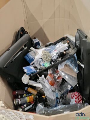 une boîte en carton remplie d'objets hétéroclites