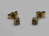deux paires de boucles d'oreilles en or et diamants sur fond blanc