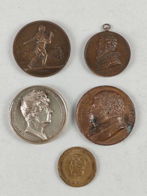 quatre pièces différentes sont représentées sur une surface blanche, sur fond blanc