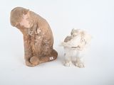 une petite statue d'éléphant et une petite statue d'éléphant