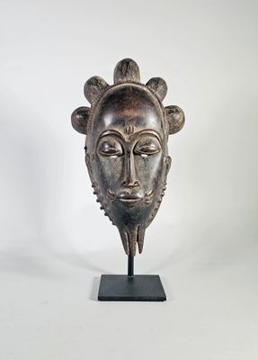 Ancien masque en bois sculpté.