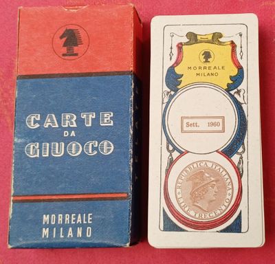 deux paquets de cigarettes posés l'un à côté de l'autre sur une surface rose