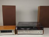 une image représentant une chaîne hi-fi avec des haut-parleurs et un tourne-disque