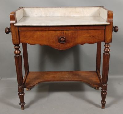 une vieille table en bois avec un plateau en marbre et des pieds en bois