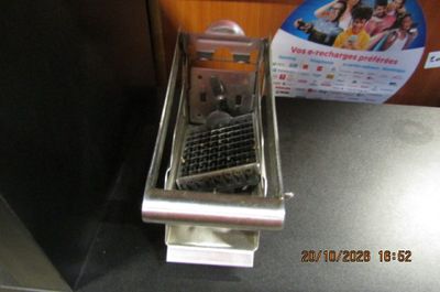 une photo d'un téléphone portable posé sur un comptoir
