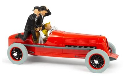 une petite voiture dans laquelle se trouvent un homme et un chien