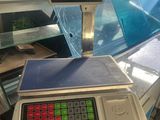 une photo d'une balance posée sur le comptoir d'un magasin