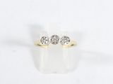 gros plan d'une bague en diamant sur une surface blanche