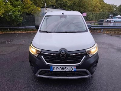 une camionnette blanche garée dans un parking