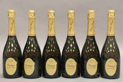 six bouteilles de champagne sont alignées