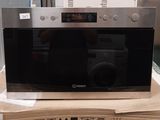 un micro-ondes posé sur une boîte