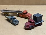 trois camions jouets assis l'un à côté de l'autre