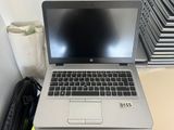 un ordinateur portable posé sur un bureau