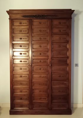 une photo d'une grande armoire en bois dans une pièce