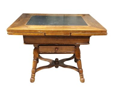 une table en bois avec un plateau en verre sur fond blanc