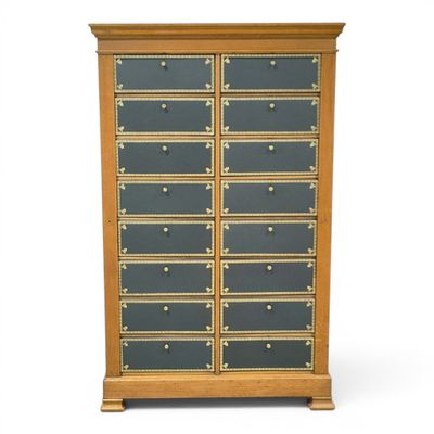 une armoire en bois comportant de nombreux tiroirs et des tiroirs superposés