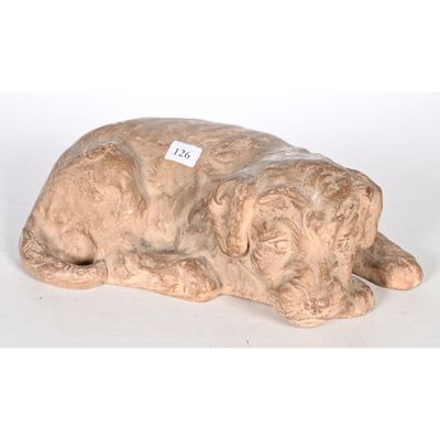 une statue représentant un chien couché par terre