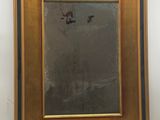 une vieille photo représentant un homme en costume-cravate debout devant un tableau