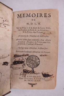 un vieux livre écrit posé sur une table