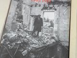 deux livres posés sur une table