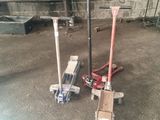 deux outils posés par terre dans le garage