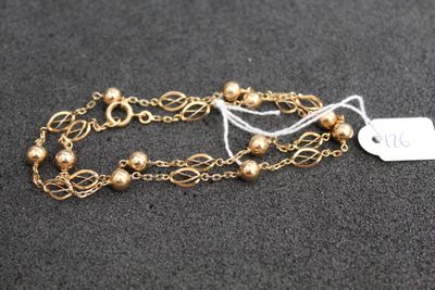 Gros plan sur un bracelet en or portant une étiquette