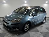 la petite voiture bleue est garée sur un carrelage à carreaux