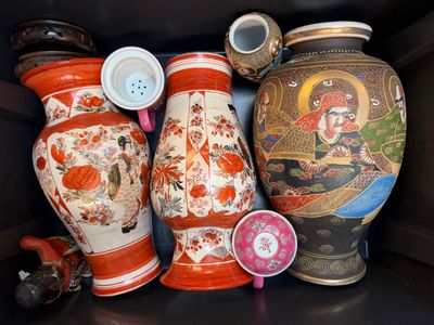 many vases that are sitting on a shelf together