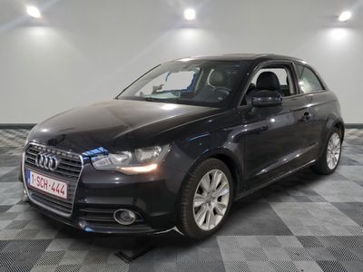une image d'une voiture audi noire dans une salle d'exposition