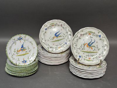 plusieurs assiettes sont empilées sur une table