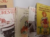 many books that are sitting on top of each other