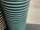 deux poubelles placées l'une à côté de l'autre