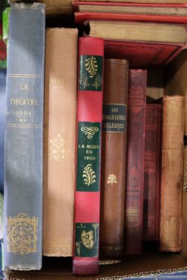 une boîte pleine de livres posée sur une table