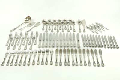 beaucoup d'argenterie sur une table blanche