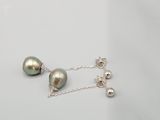 une paire de perles de Tahiti sur une chaîne en argent
