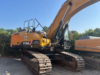 une pelleteuse jaune qui est à l'arrêt dans la terre