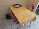 une petite table et des chaises dans une petite pièce
