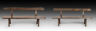 deux bancs en bois assis l'un à côté de l'autre sur une surface blanche