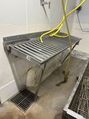 un banc en métal avec un tuyau jaune dans une pièce